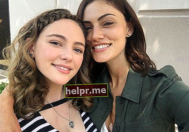 Danielle Rose Russell (izquierda) y Phoebe Tonkin en una selfie en julio de 2017