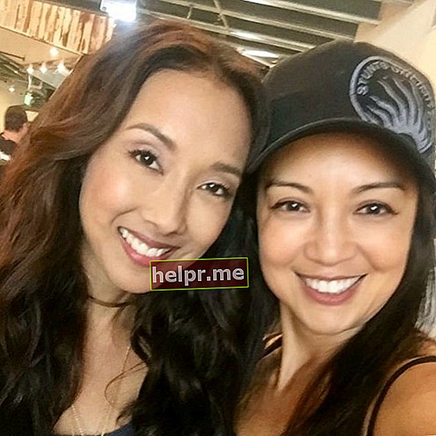 Ming-Na Wen (dreapta) într-un selfie cu Maurissa Tancharoen