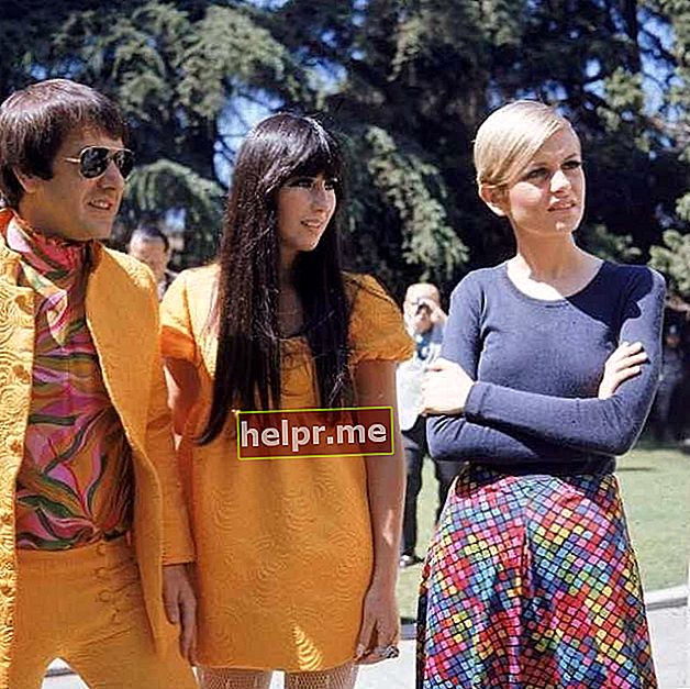 Twiggy chụp hình với Sonny và Cher ở Los Angeles năm 1967