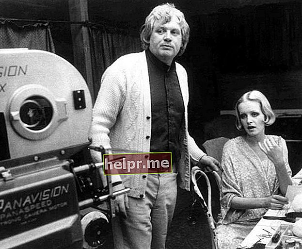 Twiggy cu regizorul Ken Russell pe platoul filmului lor din 1971 The Boy Friend