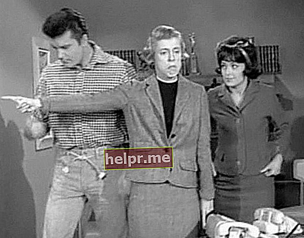 Sharon Tate alături de Max Baer Jr. și Nancy Kulp (Centru) așa cum se vede în seria de televiziune „The Beverly Hillbillies”