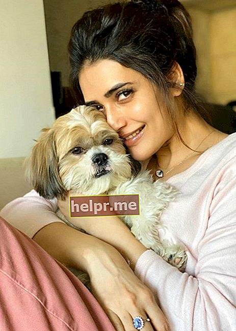 Karishma Tanna amb el seu gos com es va veure el desembre de 2019