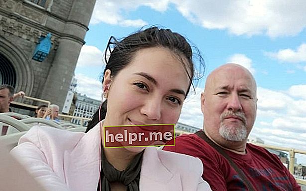 Julia Montes este văzută în timp ce își făcea un selfie cu tatăl ei