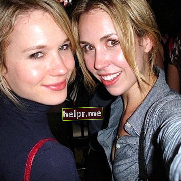 Kristen Hager se vede într-un selfie realizat cu actrița Siobhan Murphy în 2006