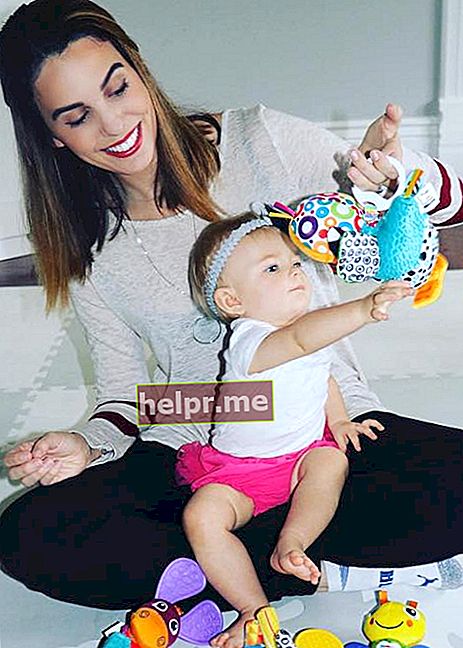Fiica lui Christy Carlson Romano, Isabella, se joacă cu jucării în octombrie 2017