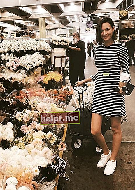 Odete Annable pozē ziedu tirgū 2018. gada jūnijā