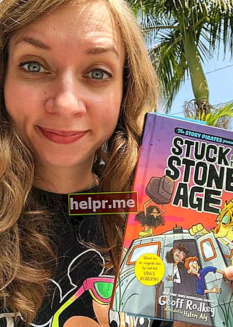 Lauren Lapkus promovează cartea Stuck in the Stone Age într-un selfie în aprilie 2018
