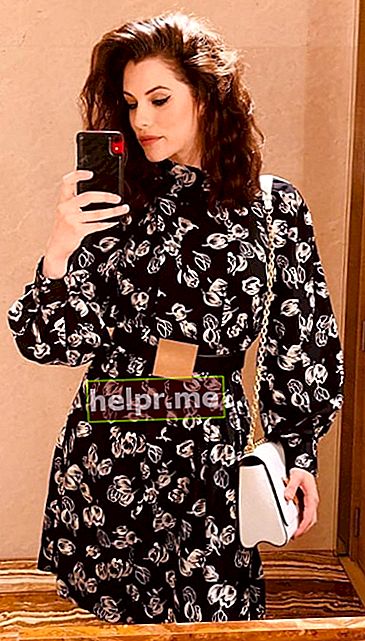 Jessica De Gouw como vista tirando uma selfie no espelho em novembro de 2019