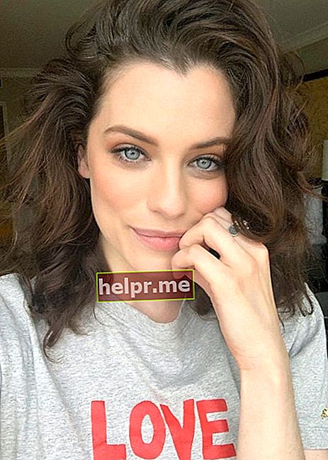 Jessica De Gouw como vista clicando em uma selfie em dezembro de 2019