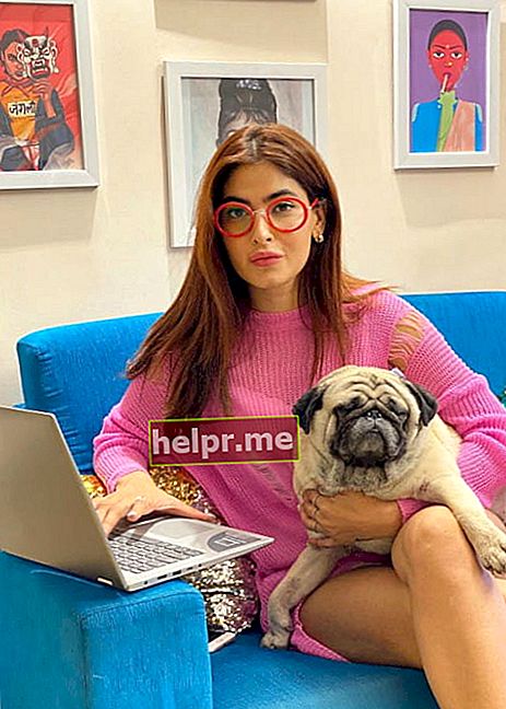 Karishma Sharma sa svojim psom viđena u ožujku 2020