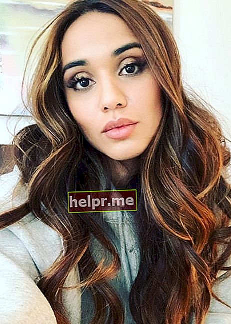 Summer Bishil em uma selfie mostrando seu lindo cabelo em outubro de 2019