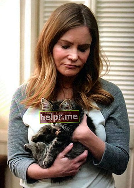 Jennifer Jason Leigh cu o pisică
