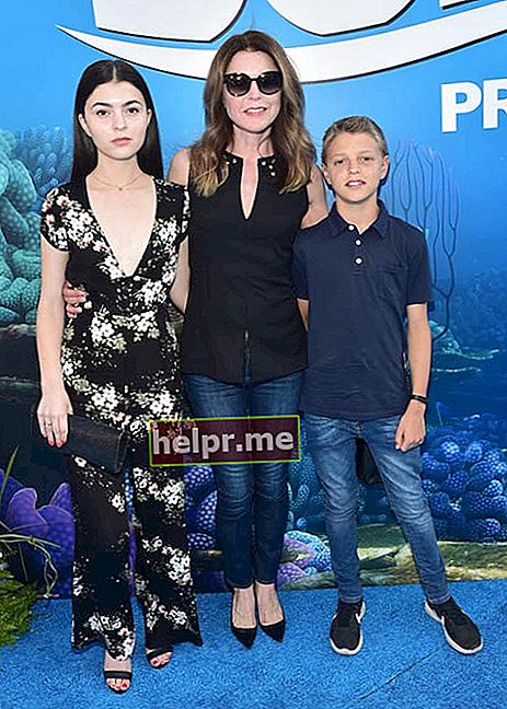 Jane Leeves su sūnumi ir dukra „Finding Dory“ premjeroje 2016 m. birželio mėn.