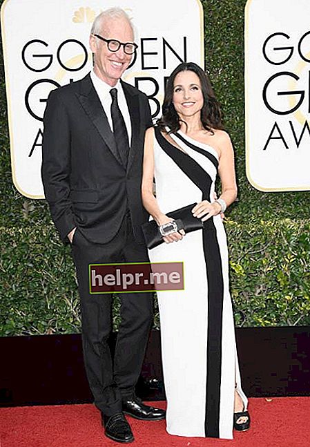 Julia Louis-Dreyfus e Brad Hall no Golden Globe Awards de 2017