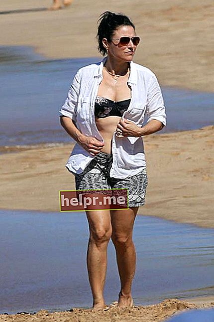 Julia Louis-Dreyfus tại bãi biển Maui vào tháng 12 năm 2014