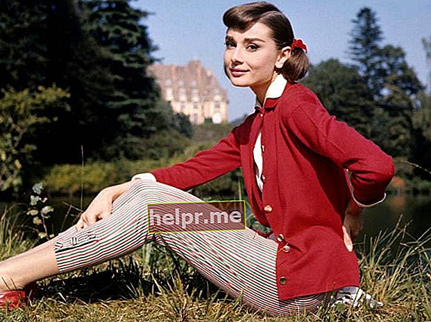 Audrey Hepburn pozează pentru o ședință foto de modelare