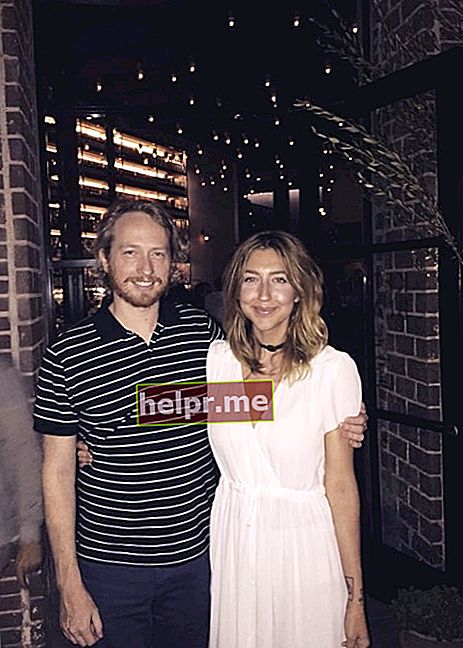 Heidi Gardner como se ve en una foto con su esposo Zeb Wells en agosto de 2016