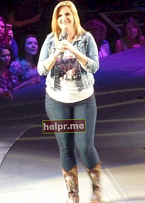Trisha Yearwood așa cum se vede într-o fotografie făcută în timpul unui spectacol la Portland, Oregon, pe 13 aprilie 2015