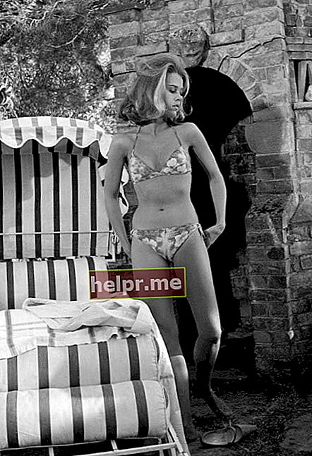 Jane Fonda în bikini cu flori în timpul unei scene din film, Joy House în 1964