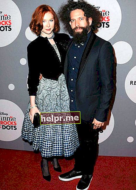 Molly Quinn și Elan Gale la expoziția de artă și modă Minnie Mouse Rocks the Dots în ianuarie 2016