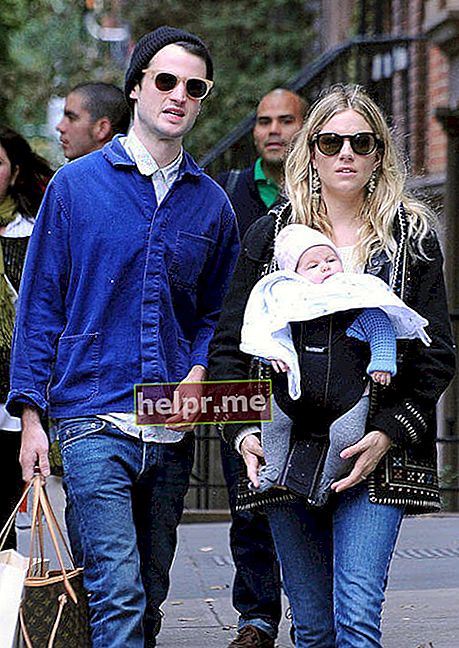 Sienna Miller și Tom Sturridge împreună cu fiica Marlowe în timpul unei plimbări în 2015