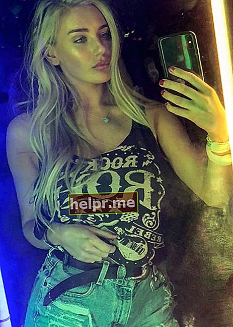 Bethany Lily April kako je viđena dok je kliktala zrcalni selfi na glazbenom i umjetničkom festivalu Coachella Valley 2018. održanom u Empire Polo klubu u Indiou u Kaliforniji