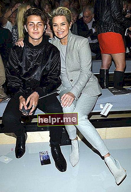 Anwar Hadid và Yolanda Foster tại Victoria's Secret Fashion Show 2015