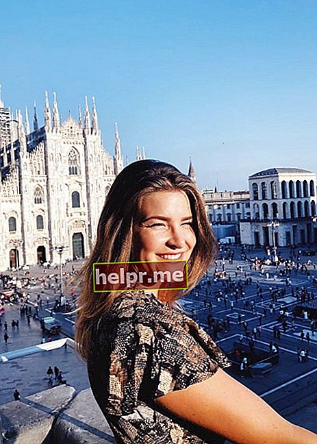 KittyPlays como se ve mientras sonríe para una foto con la Catedral de Milán como telón de fondo en septiembre de 2019 en Italia