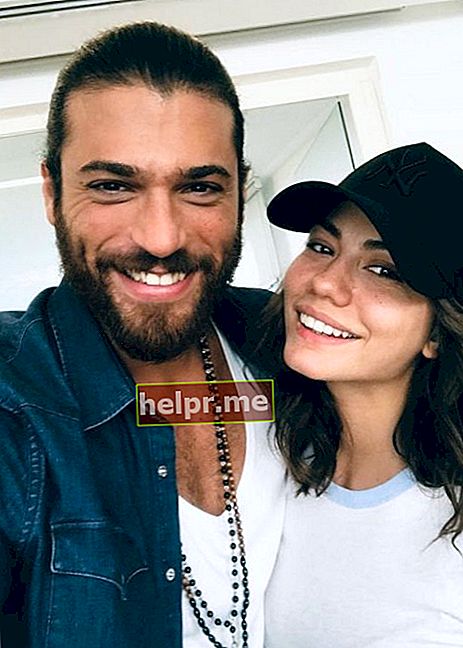 Kan Yaman ta en selfie med flickvän Demet Özdemir i oktober 2018
