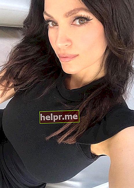 Denise Milani como se ve en una selfie tomada en abril de 2020
