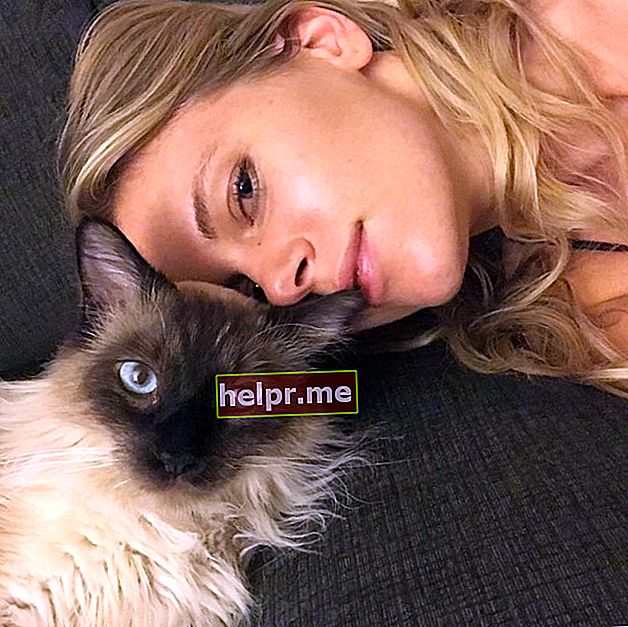 Chrissy Blair en una foto con su gato el 14 de agosto de 2017