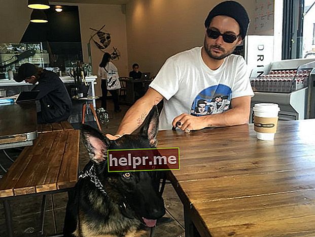 Dylan Rieder cu câinele său de companie, așa cum s-a văzut în noiembrie 2015