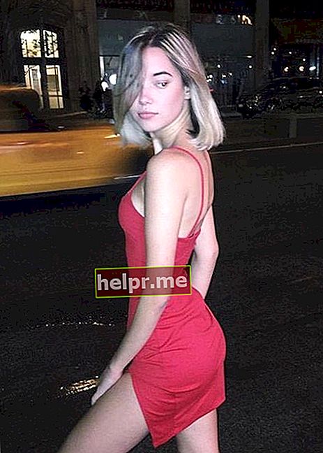 Sarah Snyder butt vestido rojo