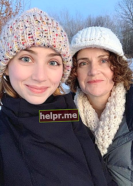 एमिली रुड जैसा कि दिसंबर 2018 में अपनी मां के साथ ली गई एक सेल्फी में देखा गया है