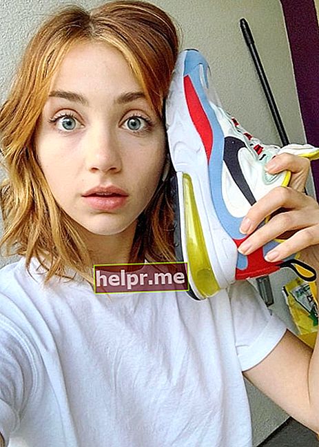 Emily Rudd viđena je na selfiju snimljenom prilikom prikazivanja cipele od Nikea u listopadu 2019