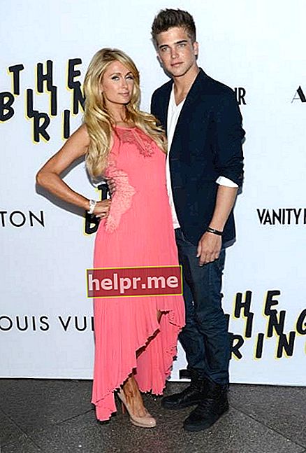 River Viiperi y Paris Hilton en el estreno de 'The Bling Ring' de A24 en Los Ángeles en junio de 2013