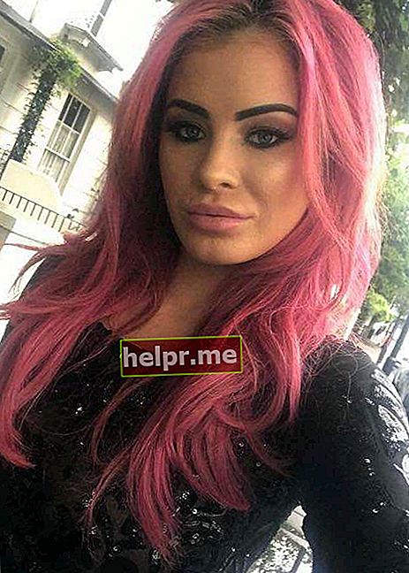 Carla Howe în păr roz într-un selfie pe Instagram în august 2017