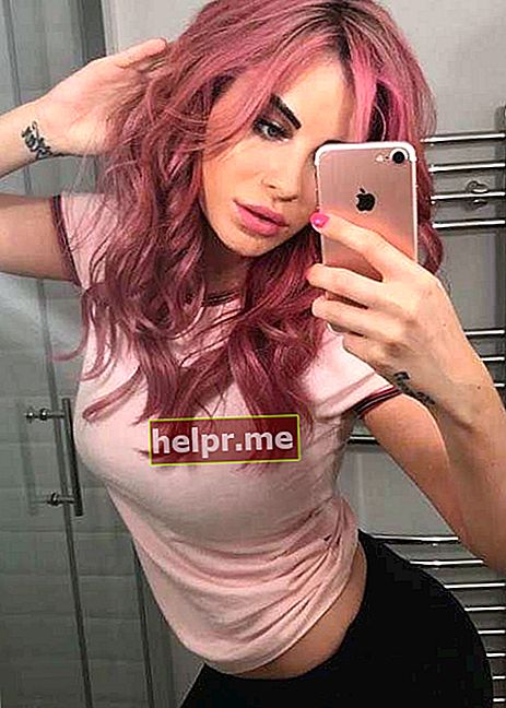 जुलाई 2017 में एक Instagram सेल्फी में गुलाबी बालों में कार्ला होवे