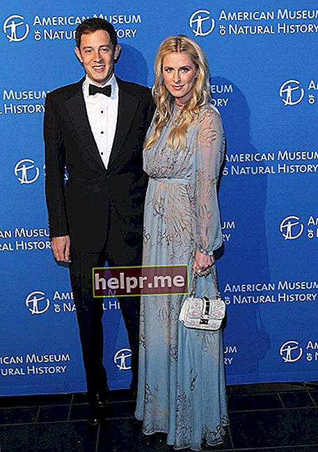 اپریل 2015 میں امریکی میوزیم آف نیچرل ہسٹری ڈانس میں شوہر جیمز روتھسچلڈ کے ساتھ نکی ہلٹن