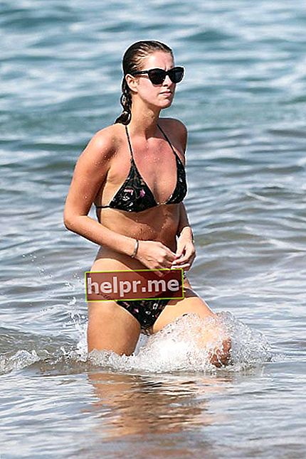 Nikija Hiltone 2010. gada decembrī brīvdienās kopā ar Deividu Katzenbergu Maui pludmalē vicina savu satriecošo bikini figūru.