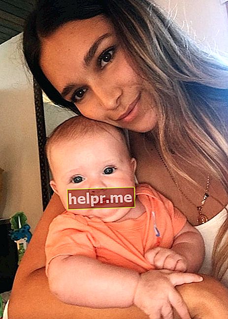 April Love Geary i en selfie med sin dotter i juli 2018