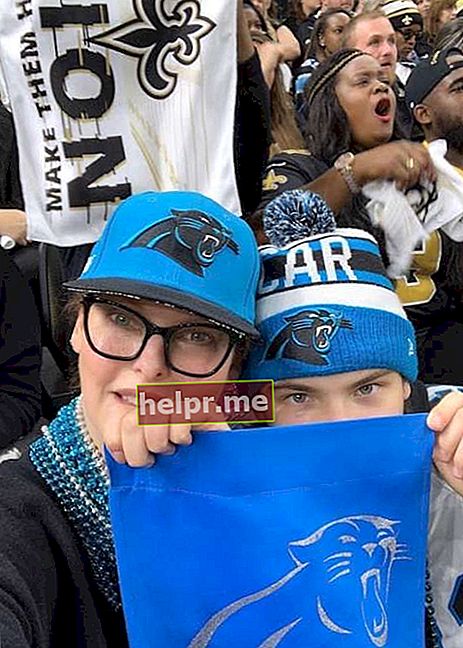 Linda a brandit un steag Carolina Panthers cu fiul ei Augustin James în timpul meciului lor împotriva New Orleans Saints din decembrie 2018