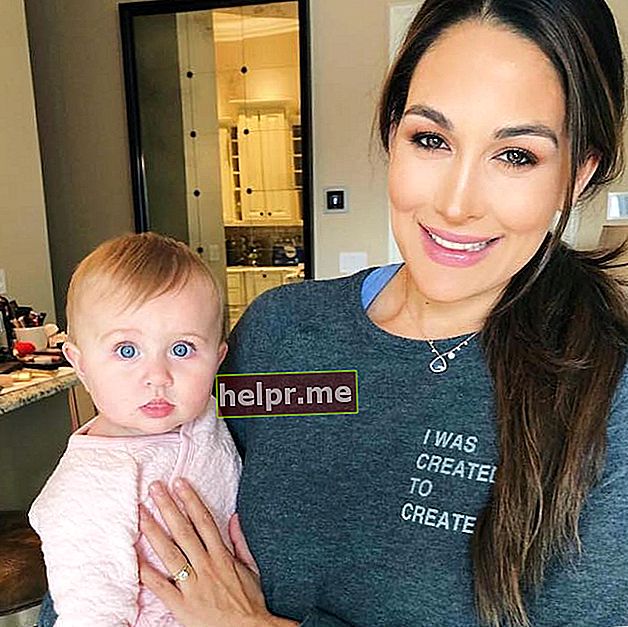 Brie Bella sa svojom kćerkom Birdie u siječnju 2018