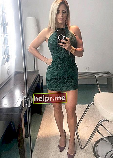 Michelle Lewin își arată silueta de clepsidră într-un selfie în oglindă în iulie 2018