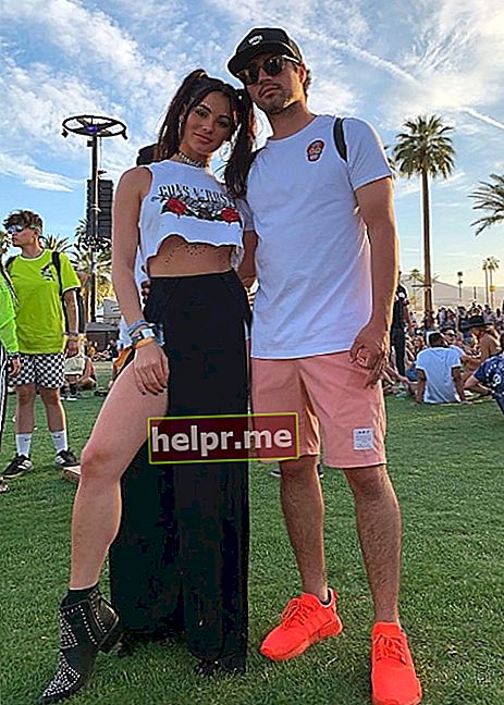 Kayla Fitz este văzută în timp ce poza cu Alan Ampudia la Coachella, California, în aprilie 2019