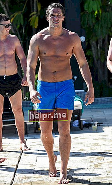 Lewis Bloor fără cămașă la piscina din Marbella