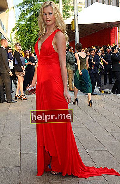 Irlanda Baldwin în rochie roșie