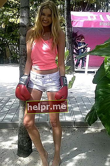 Elsa Hosk durante la fiesta en la playa de Victoria's Secret en Miami