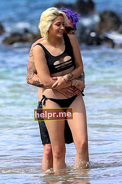 Paris Jackson con su novio en una playa en Maui, Hawaii en diciembre de 2016
