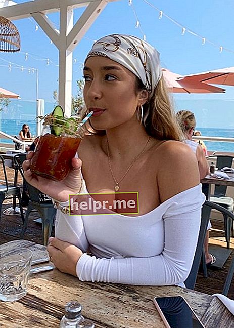 Savannah Montano enquanto aprecia sua bebida em Malibu, Condado de Los Angeles, Califórnia, Estados Unidos em setembro de 2019
